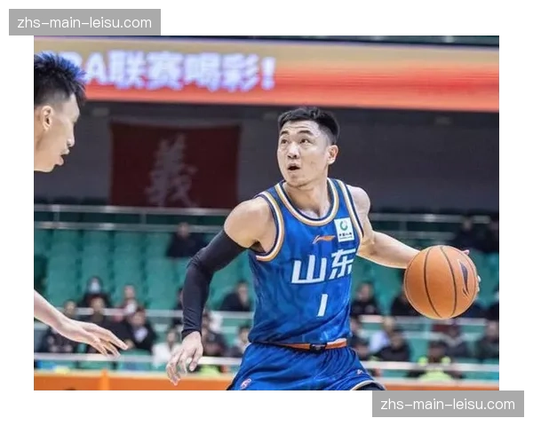 特写:广州龙狮后卫连续三次倒地拼抢,点燃主场防守气势 特写:广州龙狮后卫连续三次倒地拼抢,点燃主场防守气势