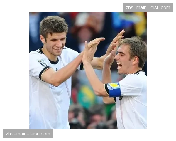 特写:替补席上的托马斯·穆勒,每一次起身指挥都引发看台欢呼 特写:替补席上的托马斯·穆勒,每一次起身指挥都引发看台欢呼